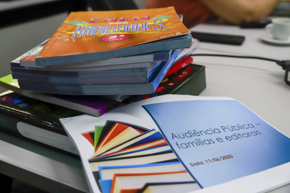 Material didático em cima da mesa