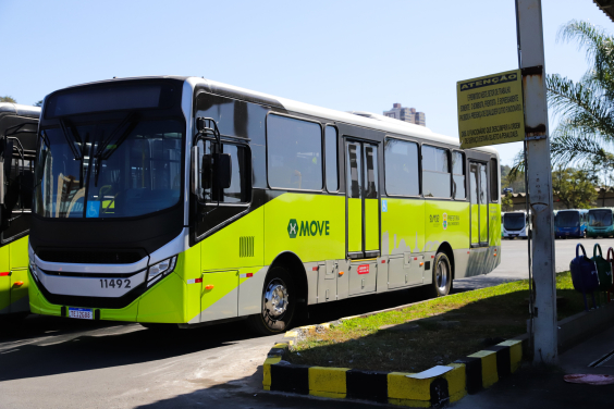 ônibus parado em garagem de empresa de Belo Horizonte