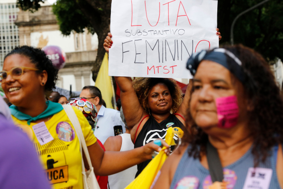 Protesto de mulheres erguendo cartazes