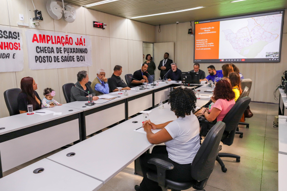 parlamentares e participantes presentes em audiência pública na câmara municipal de belo horizonte