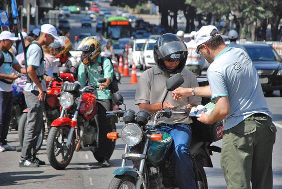 motociclistas recebem informações de agentes de trânsito de belo horizonte