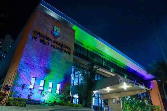 Fachada da Câmara Municipal iluminada de verde e azul