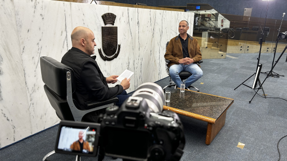 O jornalista Alessandro Duarte entrevista o vereador Wagner Ferreira