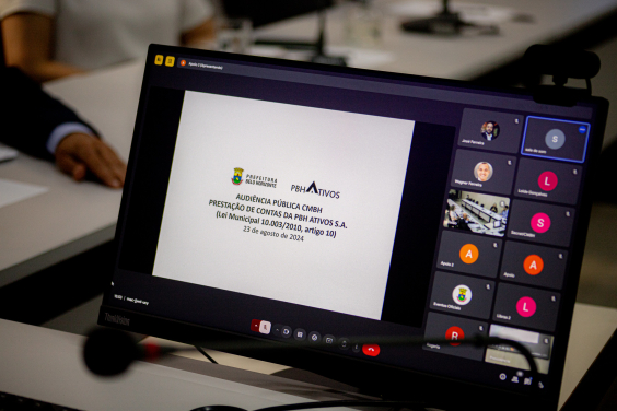 imagem de tela de computador mostrando participantes de reunião online
