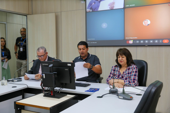 parlamentares presentes em reunião da comissão de orçamento
