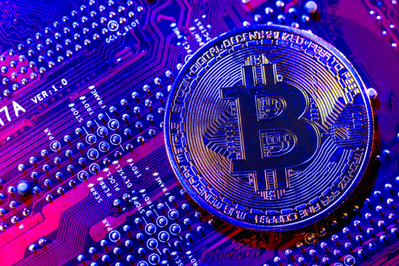 Imagem com o símbolo do Bitcoin em destaque