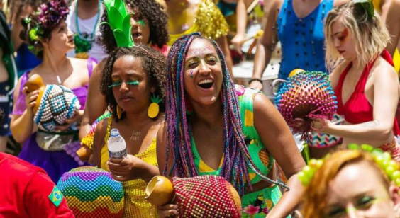 pessoas fantasiadas durante desfile de bloco de carnaval