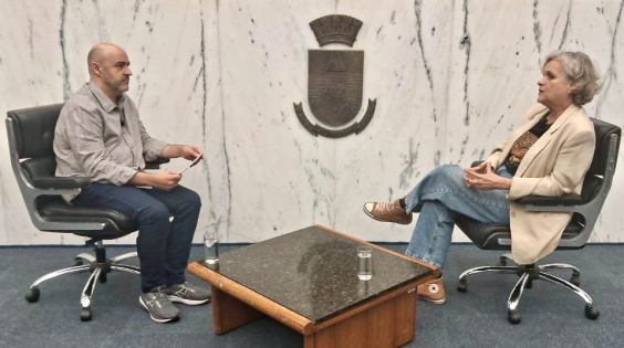 O jornalista Alessandro Duarte entrevista a vereadora Cida Falabella no Penário Amintas de Barros 