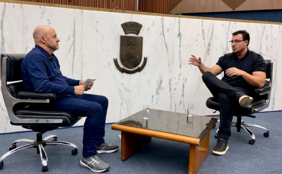O jornalista Alessandro Duarte entrevista o vereador Pablo Almeida no Penário Amintas de Barros 