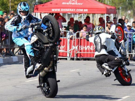 Motociclistas fazem manobras com a moto