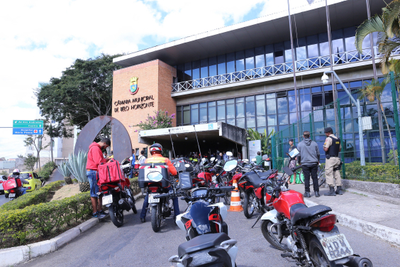 Motociclistas em protesto na frente da Câmara Municipal de Belo Horizonte