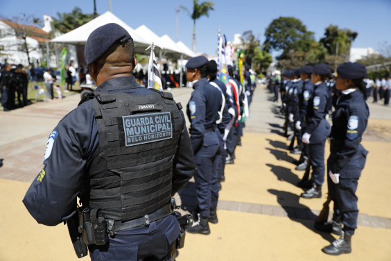 Guardas Civis enfileirados durante cerimônia