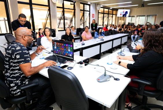 parlamentares e participantes presentes em audiência pública na câmara municipal de bh