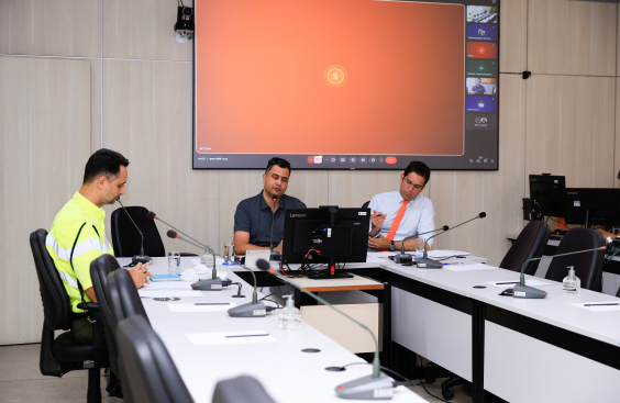parlamentares e participantes presentes em audiência pública na câmara municipal de bh