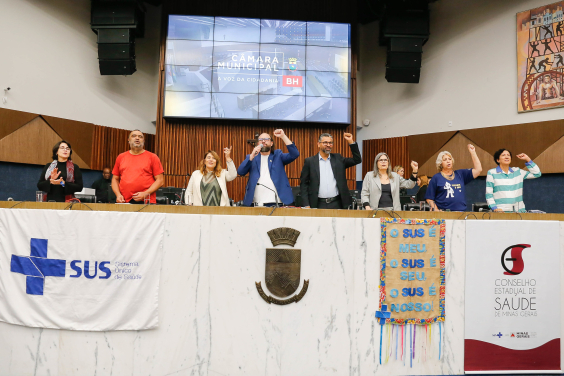 Vereador Dr. Bruno Pedralva e convidados no Plenário Amintas de Barros