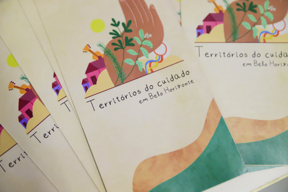 panfletos sobre o tema do cuidado dispostos sobre mesa