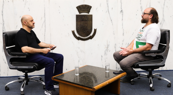 O jornalista Alessandro Duarte entrevista o vereador Dr. Bruno Pedralva no Plenário Amintas de Barros