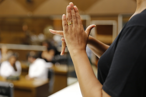 Mãos fazem gestos da Linguagem Brasileira de Sinais