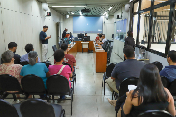 Plenário Camil Caram, com mesa ao fundo com vereadores e convidados