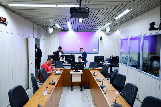 Vereadores no Plenário Camil Caram