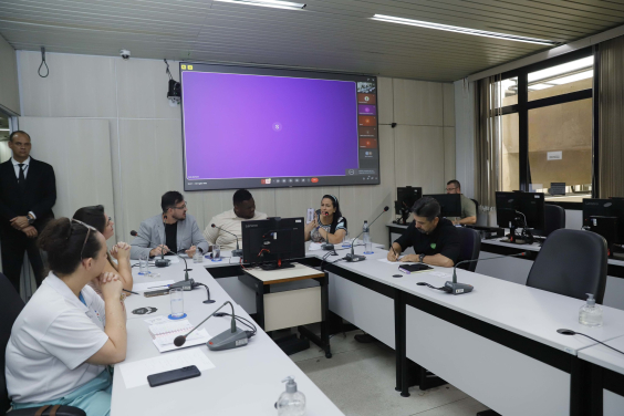 Vereadores e convidados no Plenário Helvécio Arantes