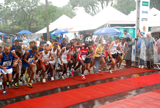 participantes de corrida de rua na linha de largado do evento