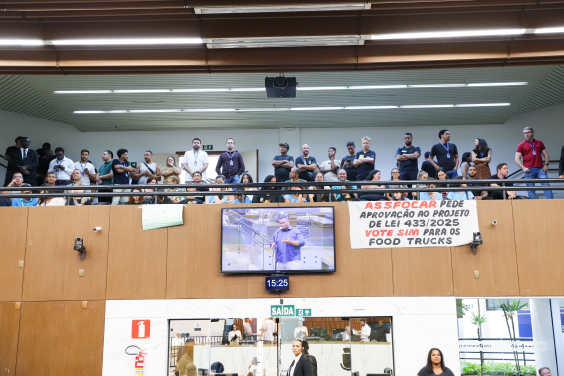 Imagem da galeria do Plenário Amintas de Barros, com cidadãos