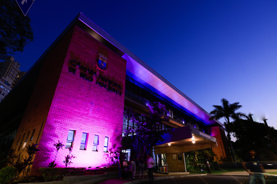 fachada da câmara municipal iluminada na cor roxa