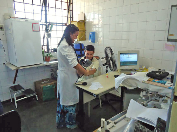 Profissional de saúde atende homem