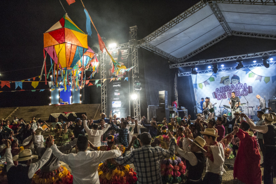 Pessoas dançam quadrilha junina em evento em BH