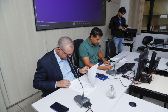 Vereadores no Plenário Helvécio Arantes