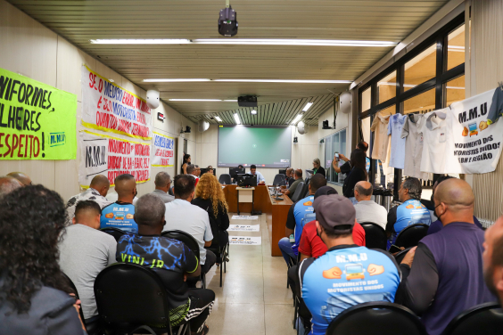 Vereadores e convidados no Plenário Camil Caram