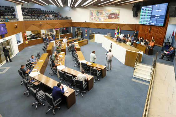 parlamentares presentes no plenário da câmara de bh