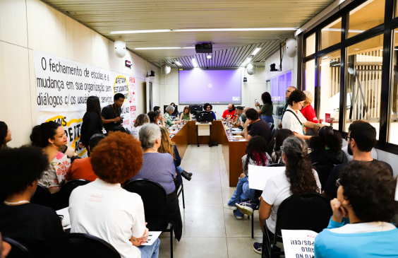 parlamentares e participantes presentes em audiência pública na câmara municipal de bh