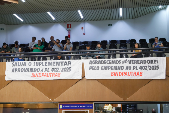 Galeria do Plenário Amintas de Barros com faixas levadas por manifestantes