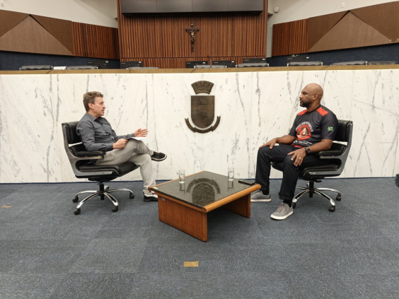 O jornalista Carlos Freitas entrevista o vereador Cleiton Xavier no Plenário Amintas de Barros