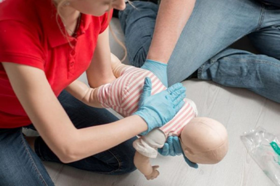 mulher realiza manobra de desengasgo em boneco