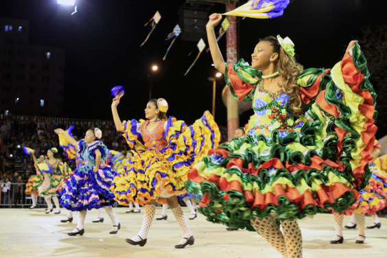 grupo de quadrilha em festa junina