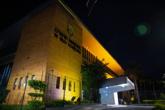 fachada da câmara municipal iluminada na cor amarela