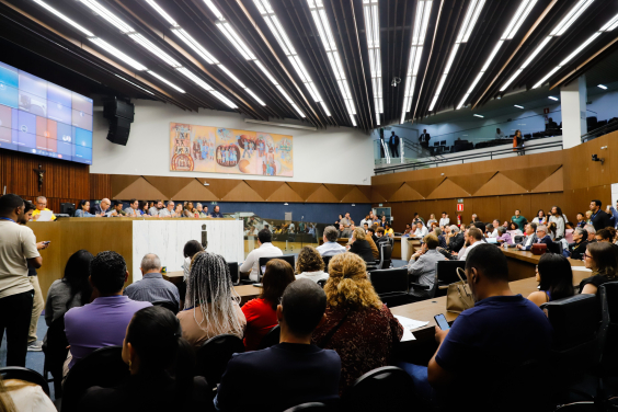 Vereadores e convidados no Plenário Amintas de Barros