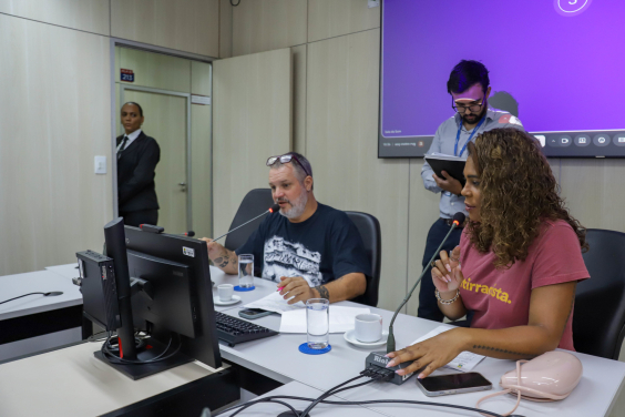 parlamentares presentes em reunião de comissão