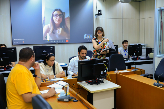 parlamentares presentes em reunião de comissão