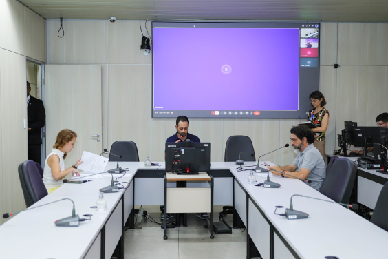 Vereadores reunidos durante reunião na CMBH