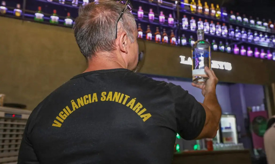 agente da vigilância sanitária realização fiscalização em bar