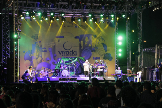 apresentação musical em palco com plateia à frente