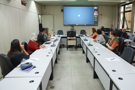 Vereadores e convidados no Plenário Helvécio Arantes