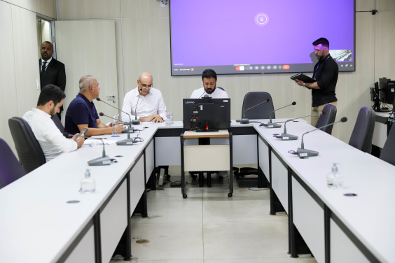 Vereadores reunidos ao redor de mesa durante reunião de comissão na CMBH