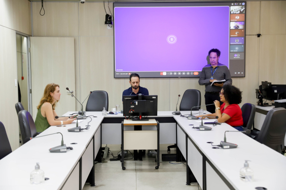 Parlamentares no Plenário Helvécio Arantes