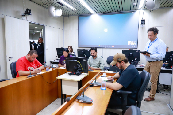Vereadores reunidos ao redor de mesa na comissão de legislação e justiça