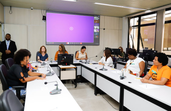 parlamentares presentes em reunião de comissão na câmara de bh